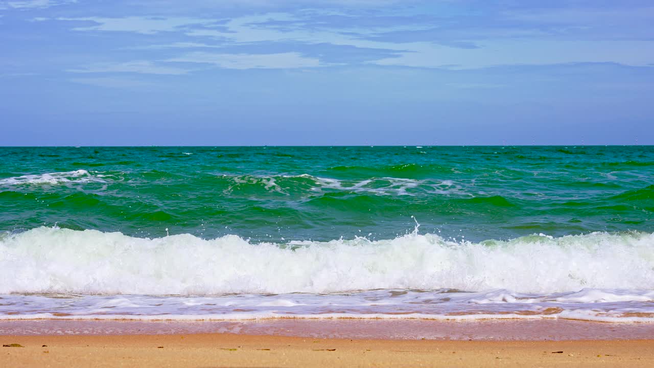 海浪拍打着沙滩。视频素材