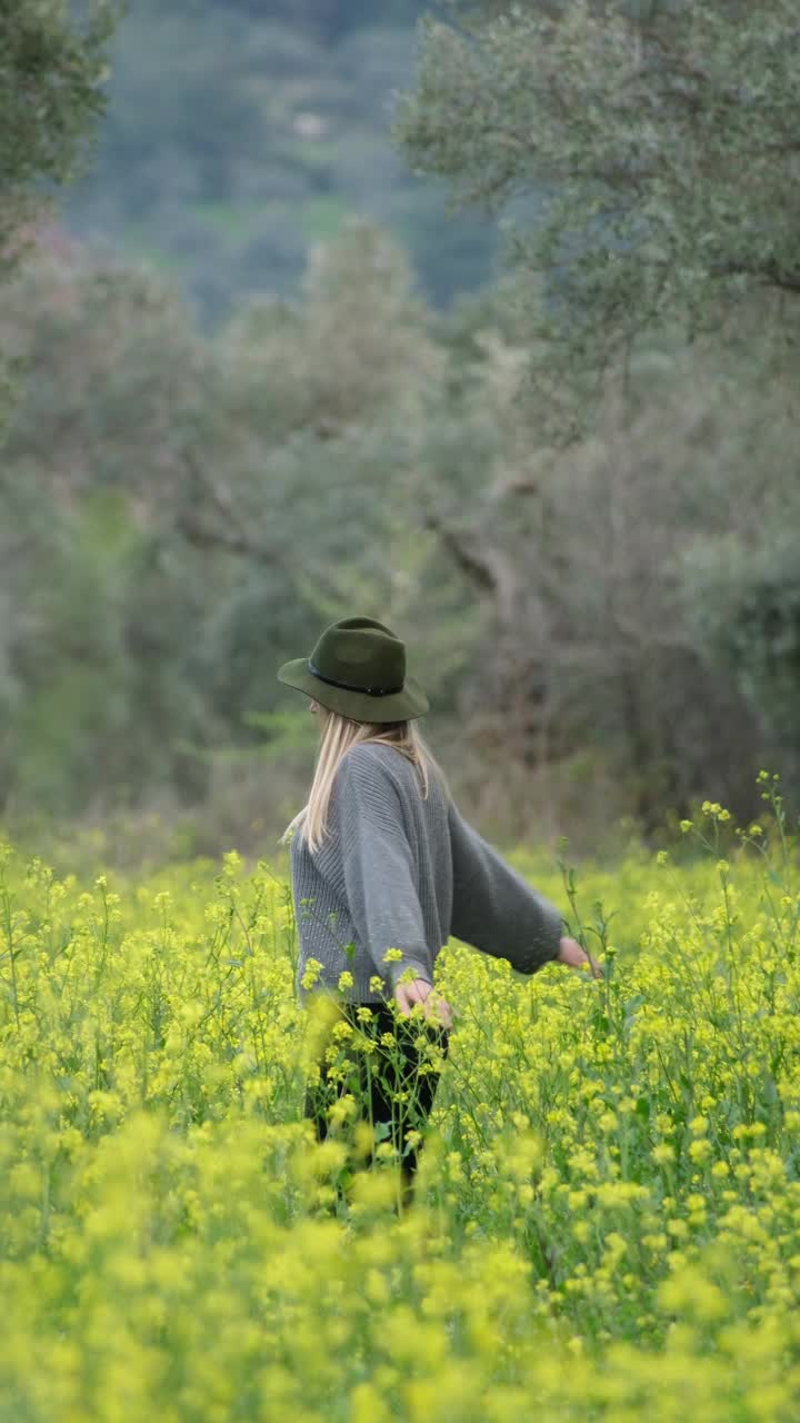 快乐的女人在春花间翩翩起舞视频素材