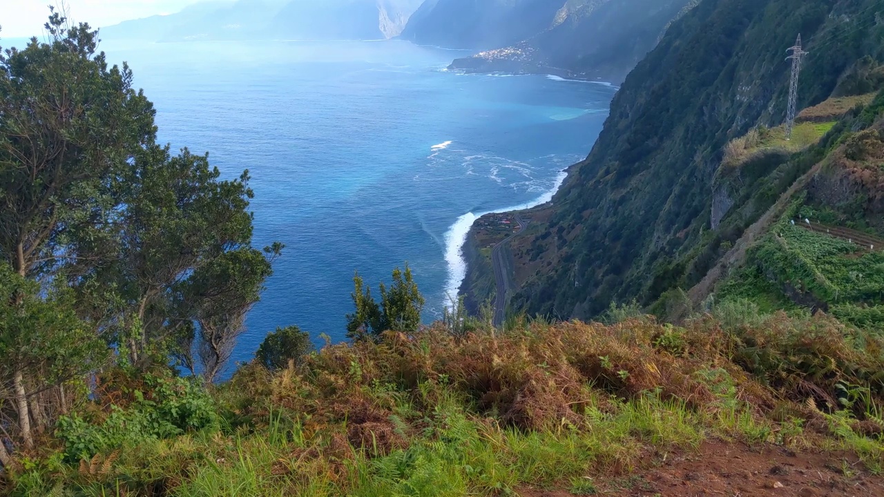 从高处俯瞰马德拉岛的绿色山坡。大西洋沿岸视频素材