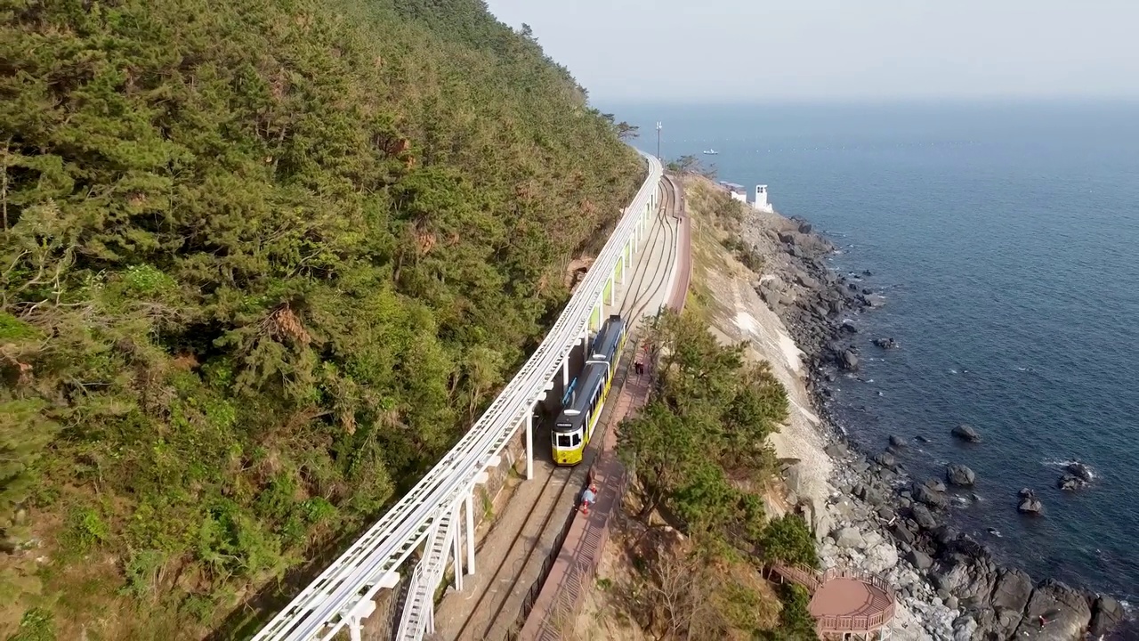 海云台海滩火车的鸟瞰图，釜山，韩国，亚洲。视频素材