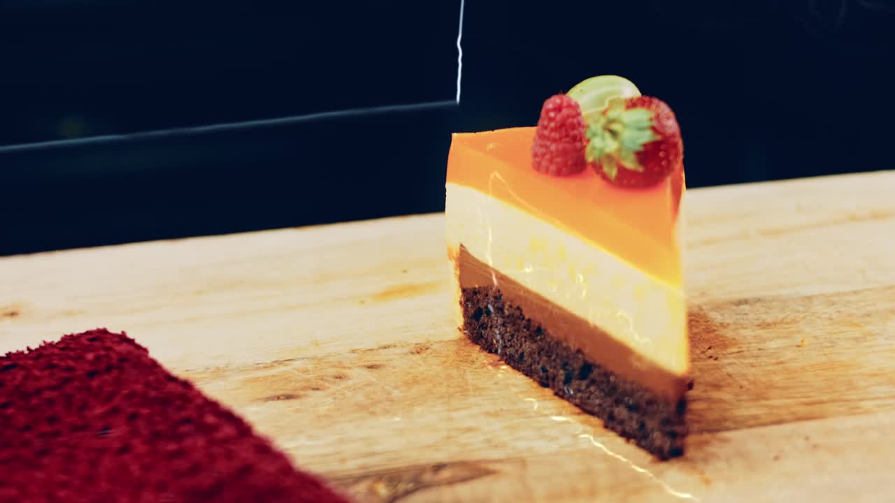 等高线效果的蛋糕一片橘子桃子和草莓果冻。微距和滑块拍摄。背景是复古的氛围视频素材