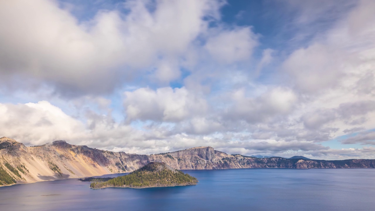 俄勒冈州火山口湖上空移动的云的时间推移视频素材