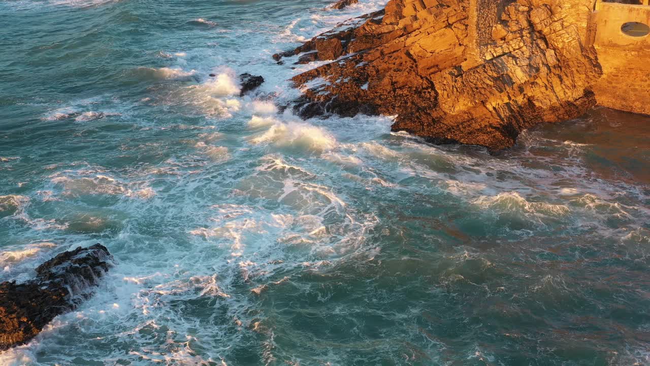 岩石悬崖海岸线与海浪的鸟瞰图视频素材