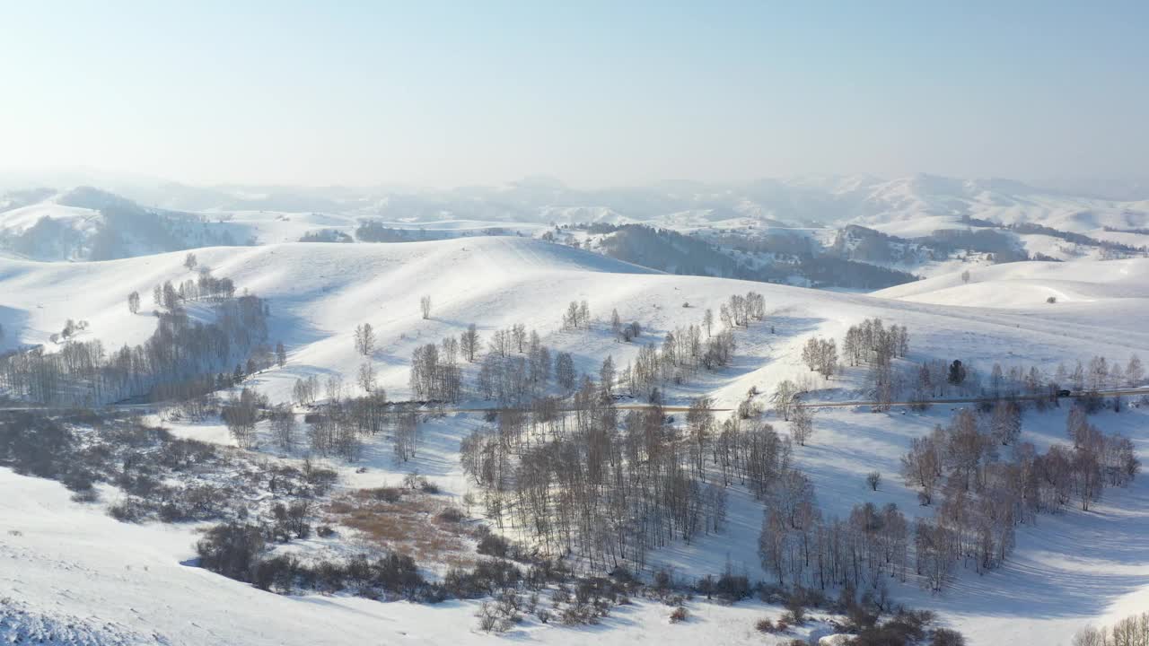 阿尔泰冬季道路和积雪下树木的航拍视频。西伯利亚,俄罗斯视频素材