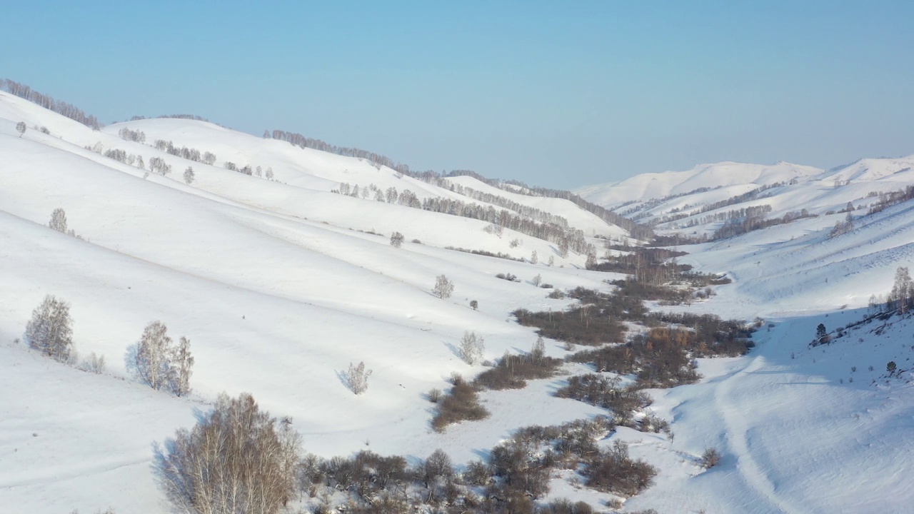 从无人机鸟瞰冬季雪景自然背景。阿尔泰，西伯利亚，俄罗斯视频下载