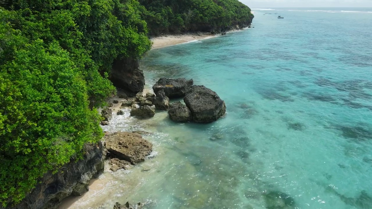 令人惊叹的海岸线，悬崖，海滩和蓝色的海洋。鸟瞰图视频素材