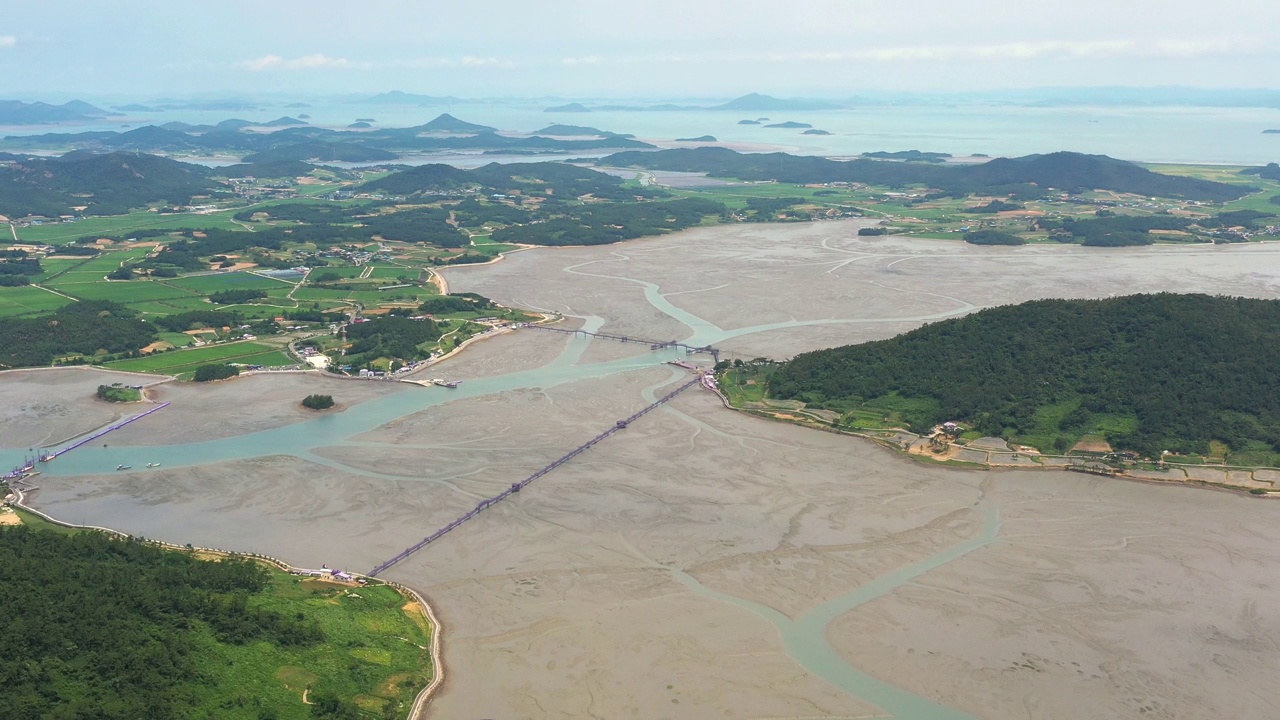 泥滩附近的风景/韩国忠清南道瑞川郡视频素材