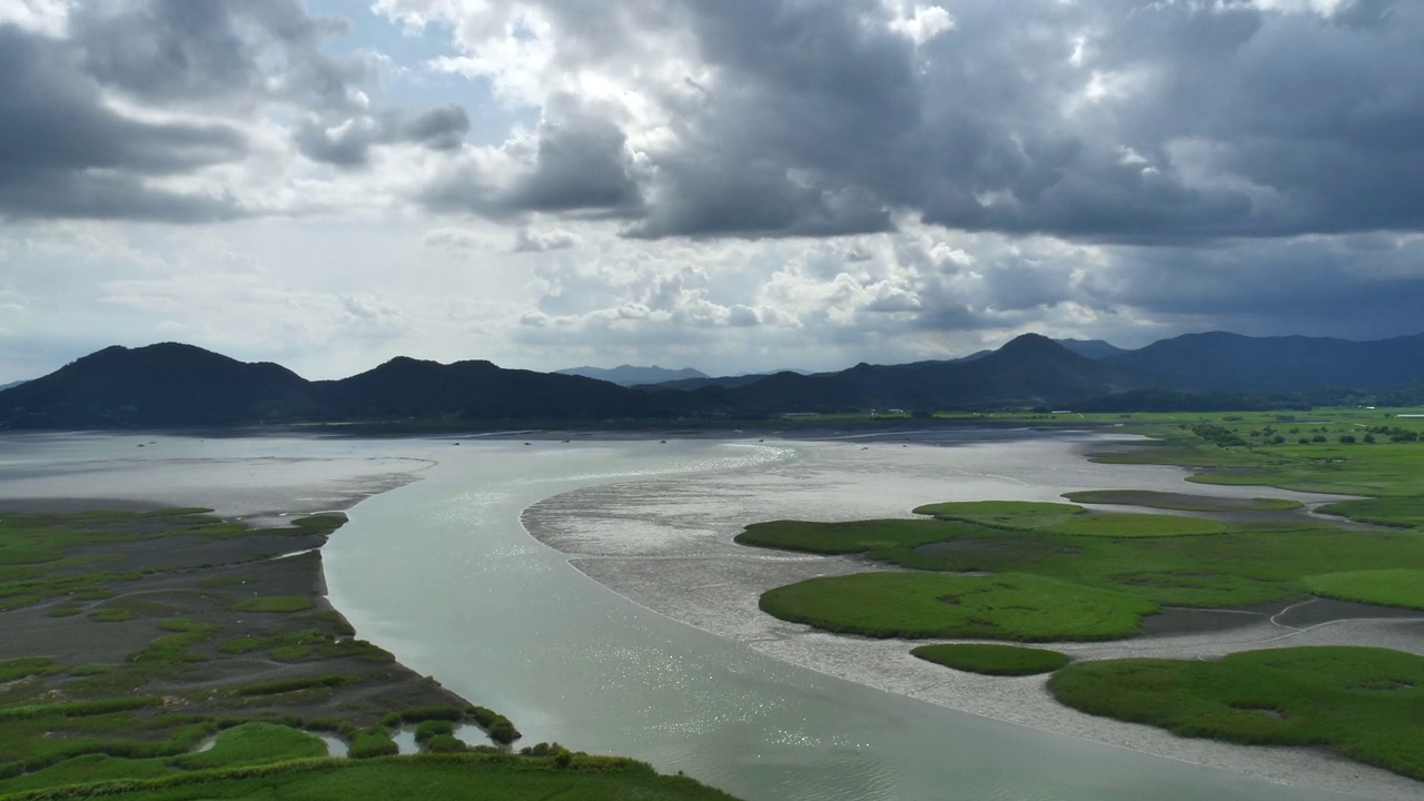 韩国忠清南道瑞川郡海湾潮汐附近的风景视频素材