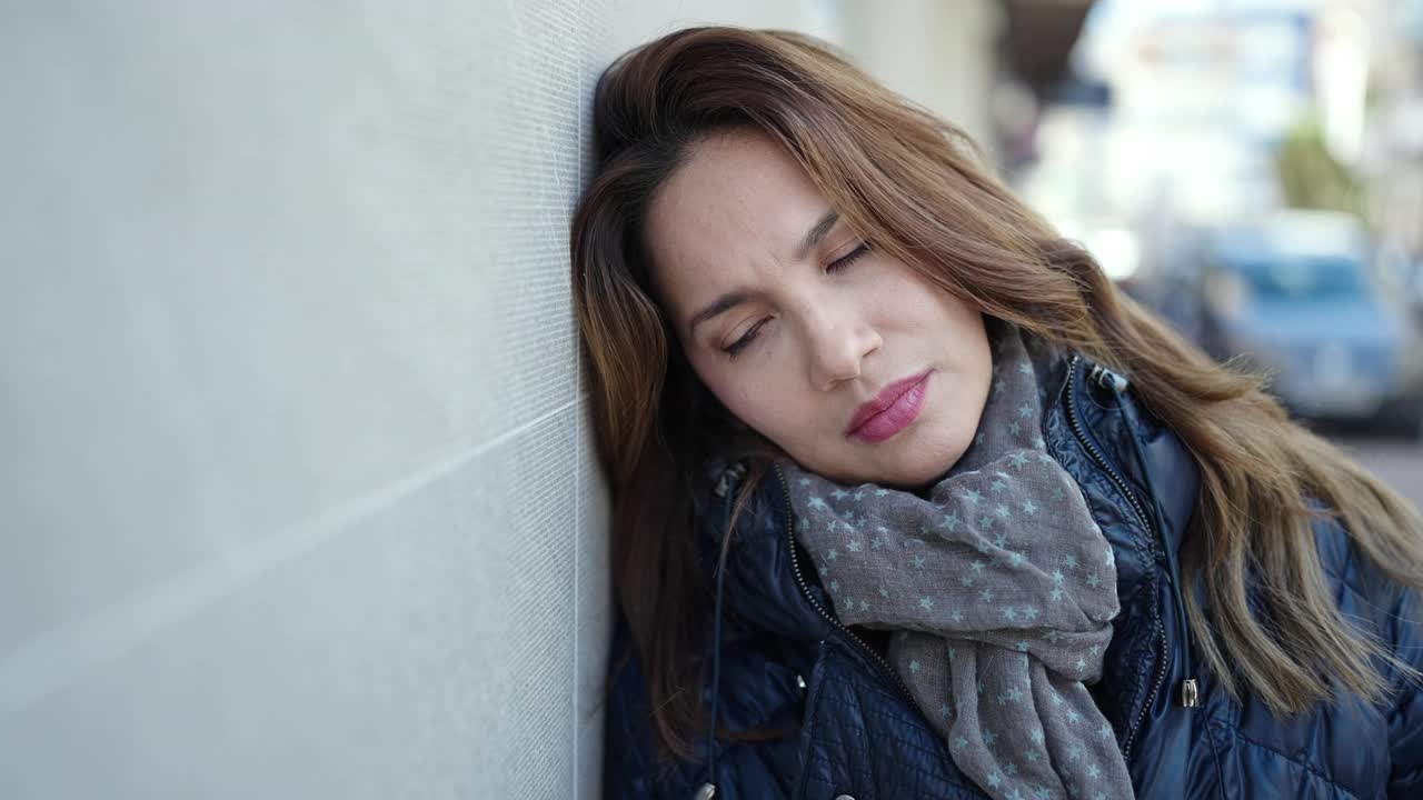 年轻美丽的西班牙女子站在街上，表情严肃视频素材