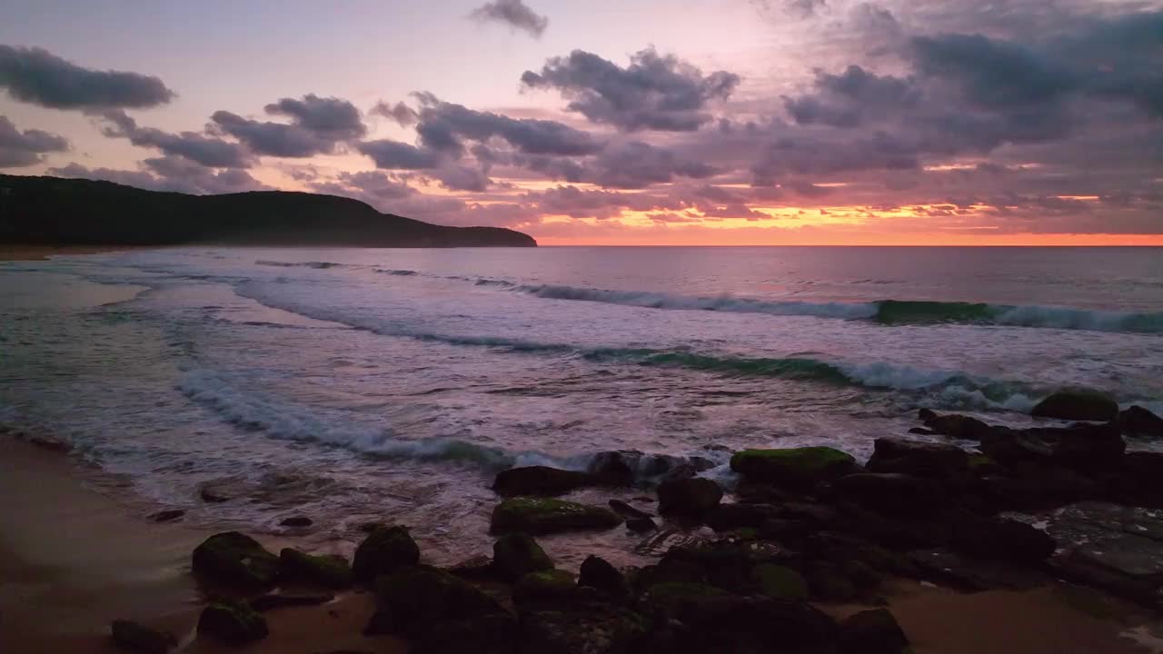 柔和的日出海景与云和颜色在地平线上视频素材