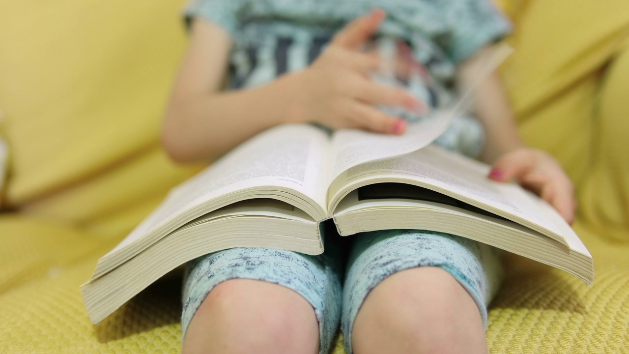 小女生在闲暇时间读书，知识学习家庭教育视频下载