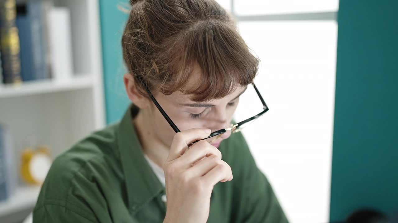 年轻的白人妇女在图书馆大学使用电脑压力和疲劳视频素材