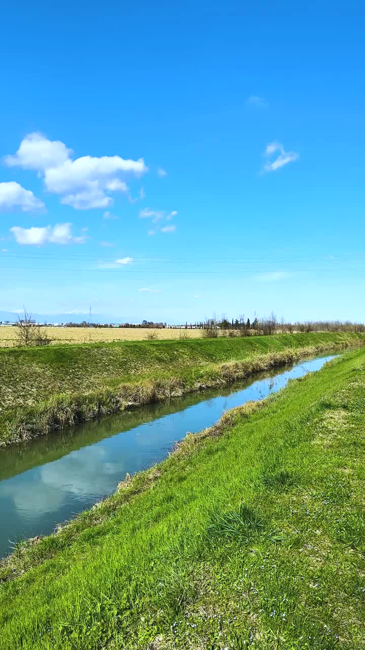 宁静的河流，绿草蓝天，平静的背景视频素材