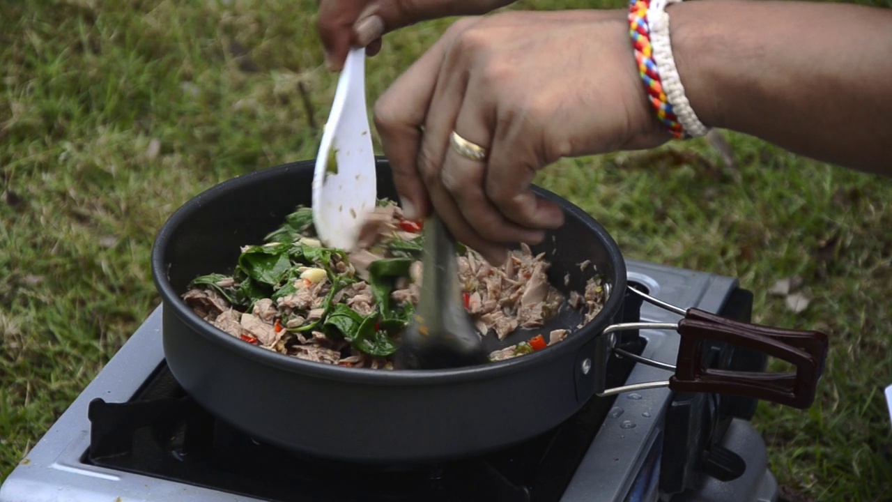 露营时做饭视频下载