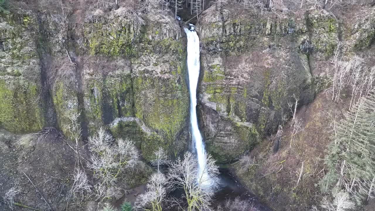 俄勒冈州北部风景瀑布的鸟瞰图视频素材