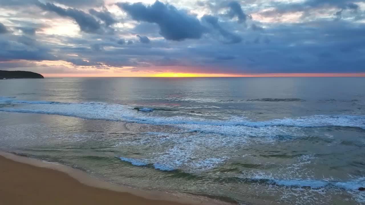 柔和的日出海景与云和颜色在地平线上视频素材