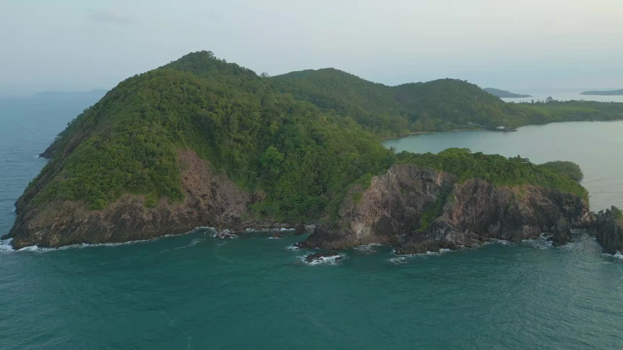 空中海岩岛与热带山地森林视频素材