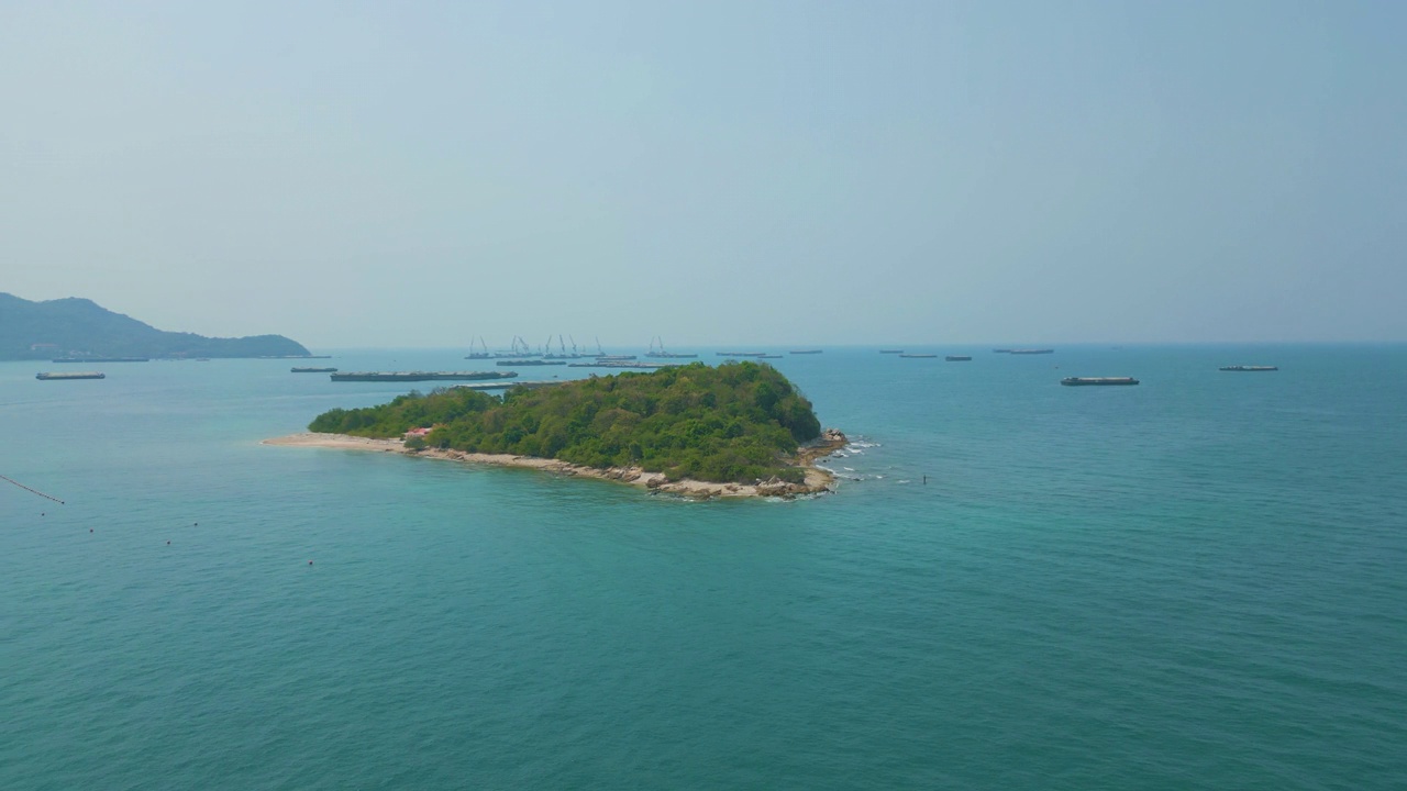 鸟瞰岛海海滩绿色热带森林绿松石水视频素材