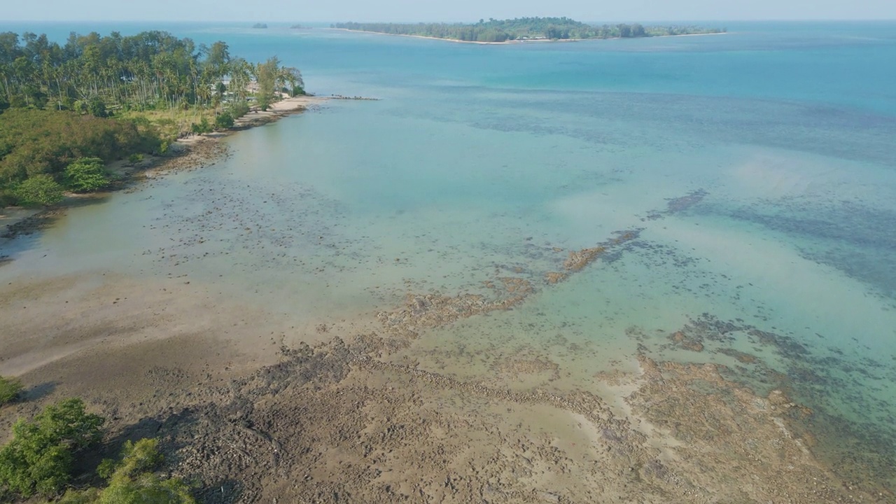 鸟瞰岛海海滩绿色热带森林绿松石水视频素材