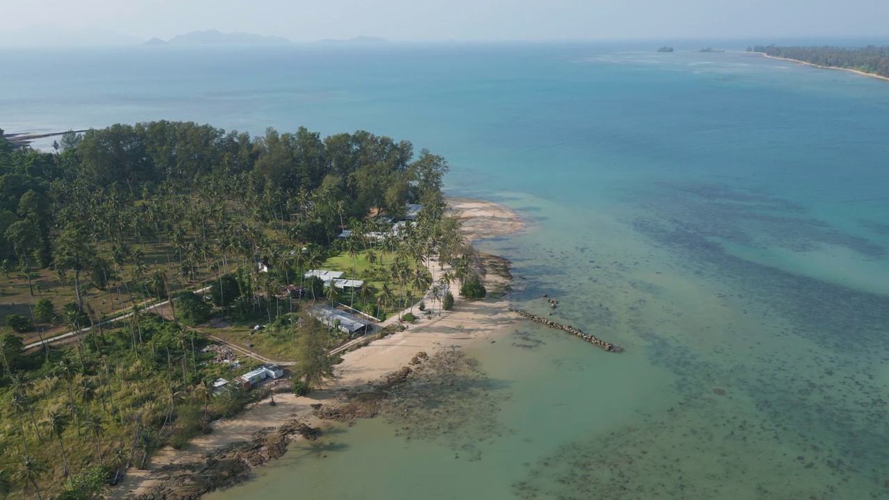 鸟瞰岛海海滩绿色热带森林绿松石水视频素材