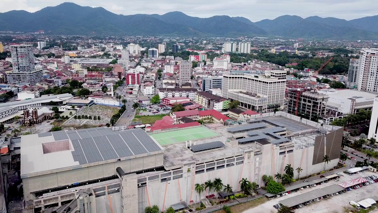 顶部建筑的太阳能无人机视图视频素材