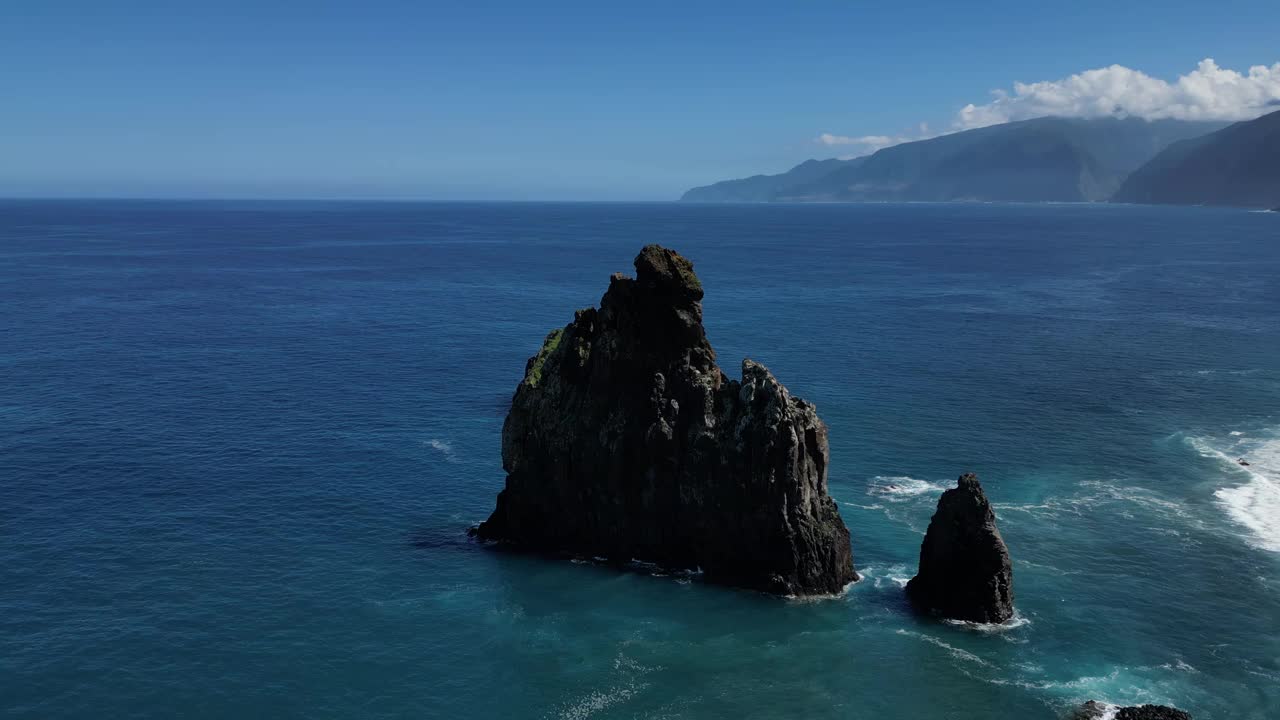 在葡萄牙马德拉岛的海中岩石的Ilheus da Ribeira da Janela的鸟瞰图视频下载