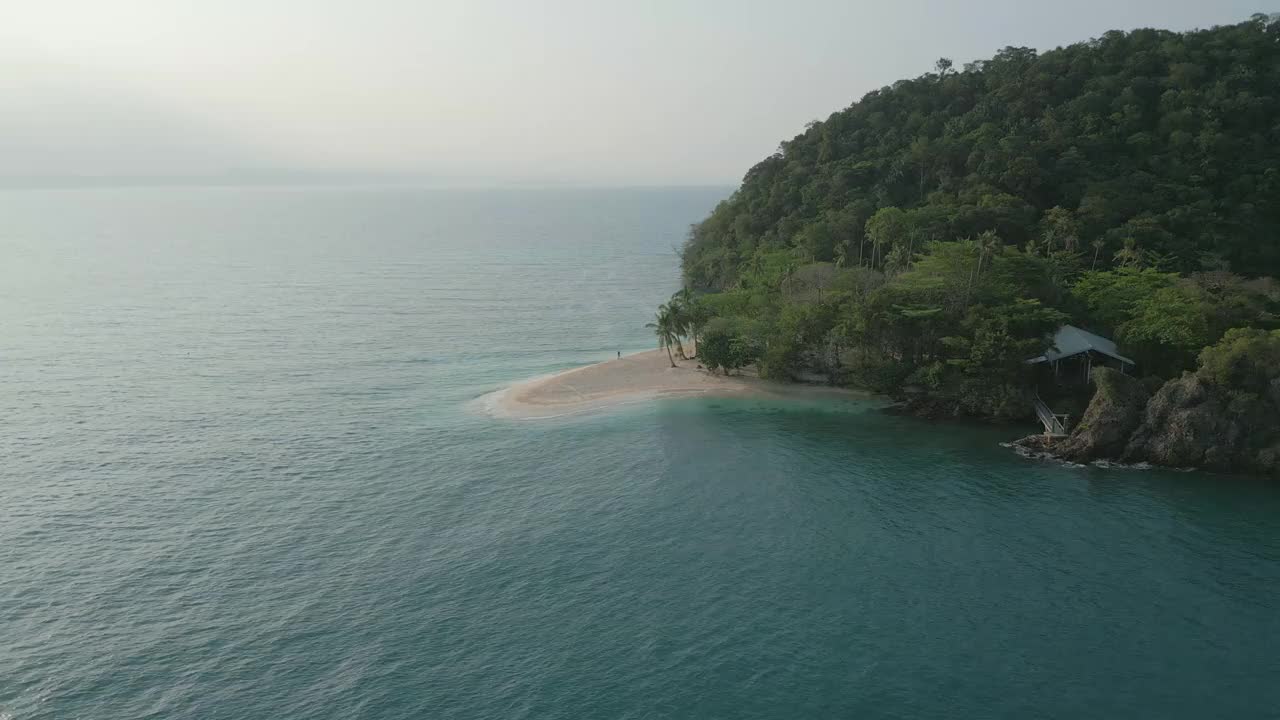 鸟瞰岛海海滩绿色热带森林绿松石水视频素材