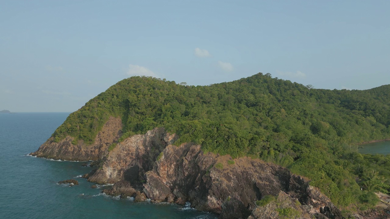 空中海岩岛与热带山地森林视频素材