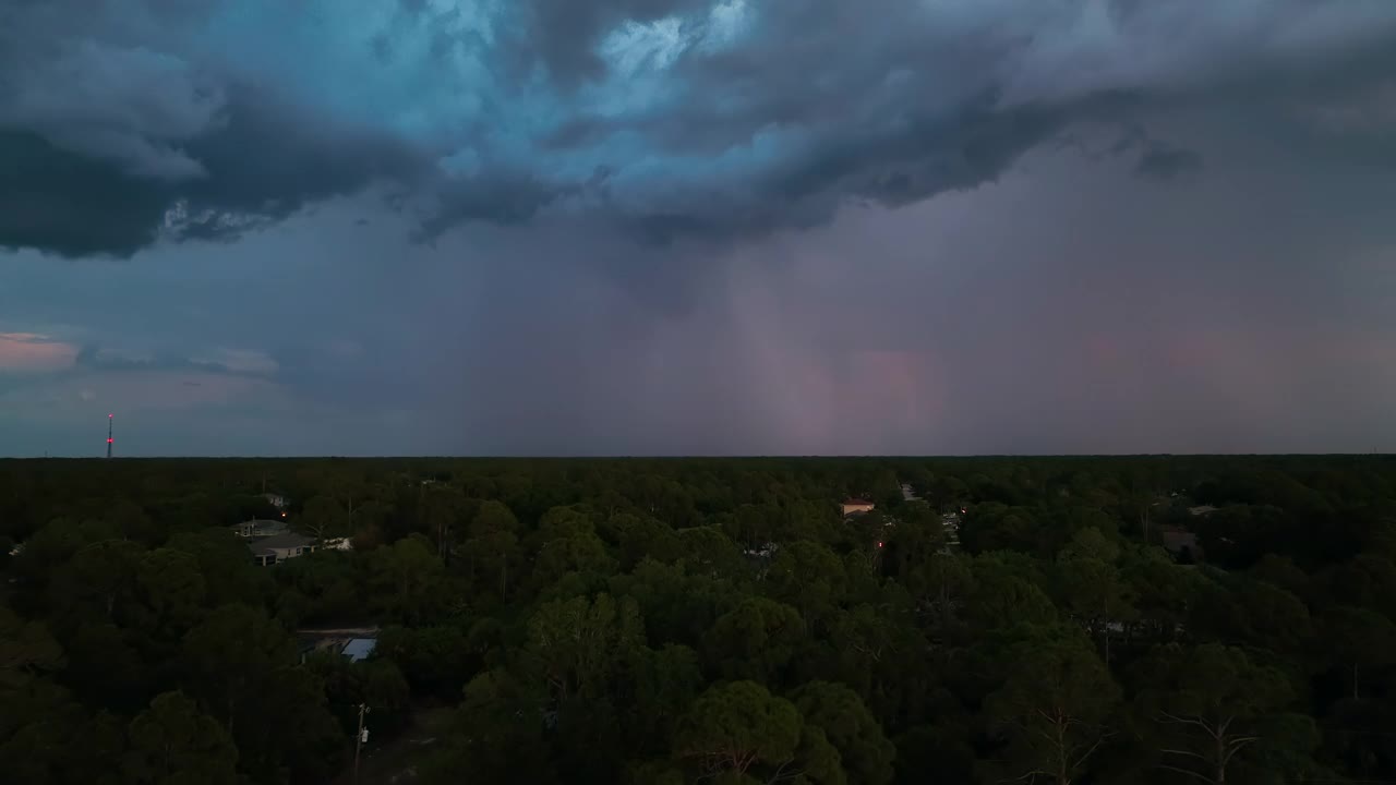 乡村城镇地区大雷暴前在暴风雨天空上形成的黑暗不祥云的景观视频素材