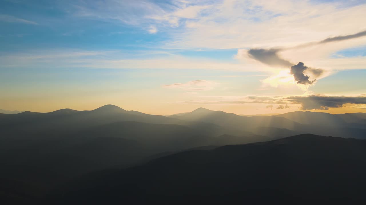 美丽的山景全景，日落时分山峰朦胧，山谷雾蒙蒙视频素材