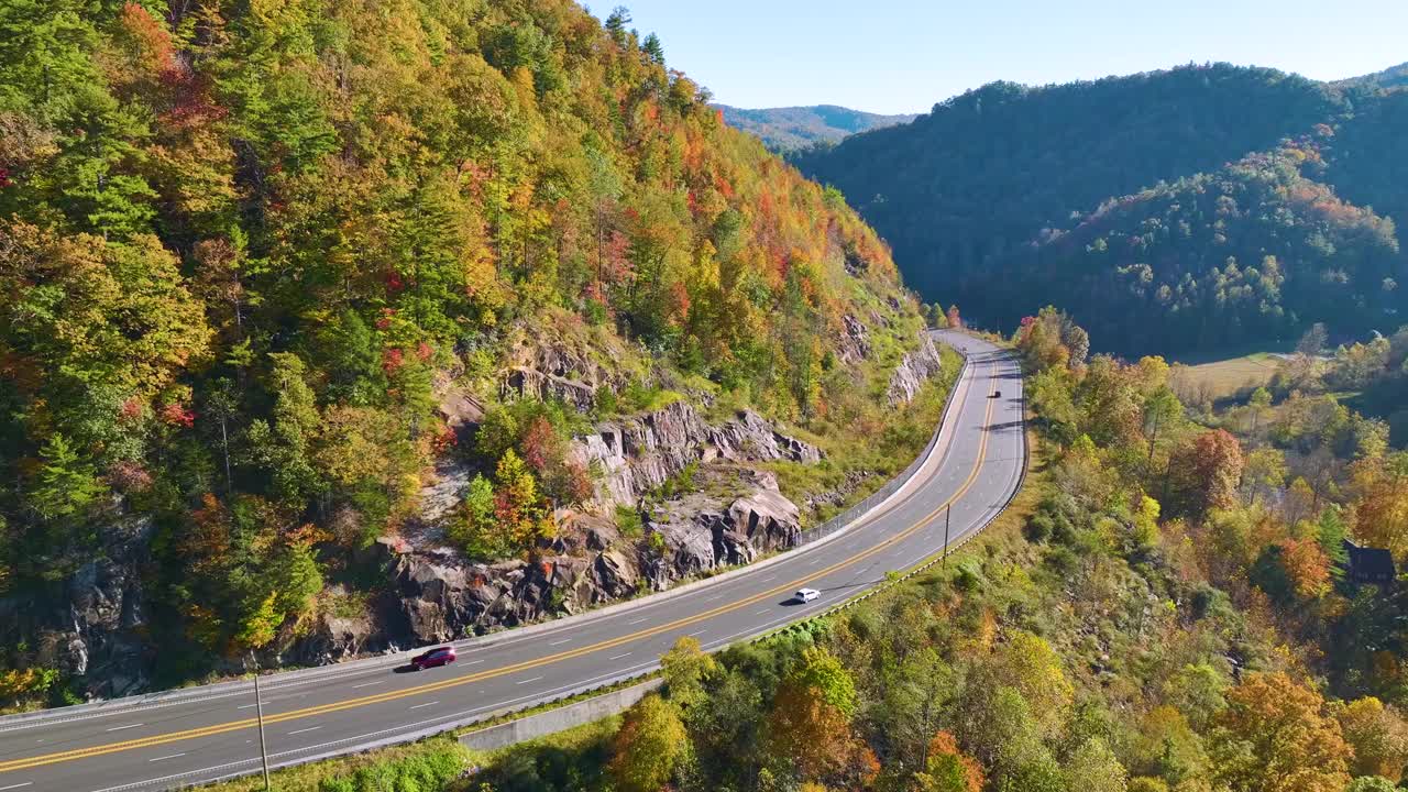 北卡罗莱纳州的宽高速公路，穿过阿巴拉契亚山脉，黄色的秋季森林和快速移动的交通。美国国家公园景区路线视频素材