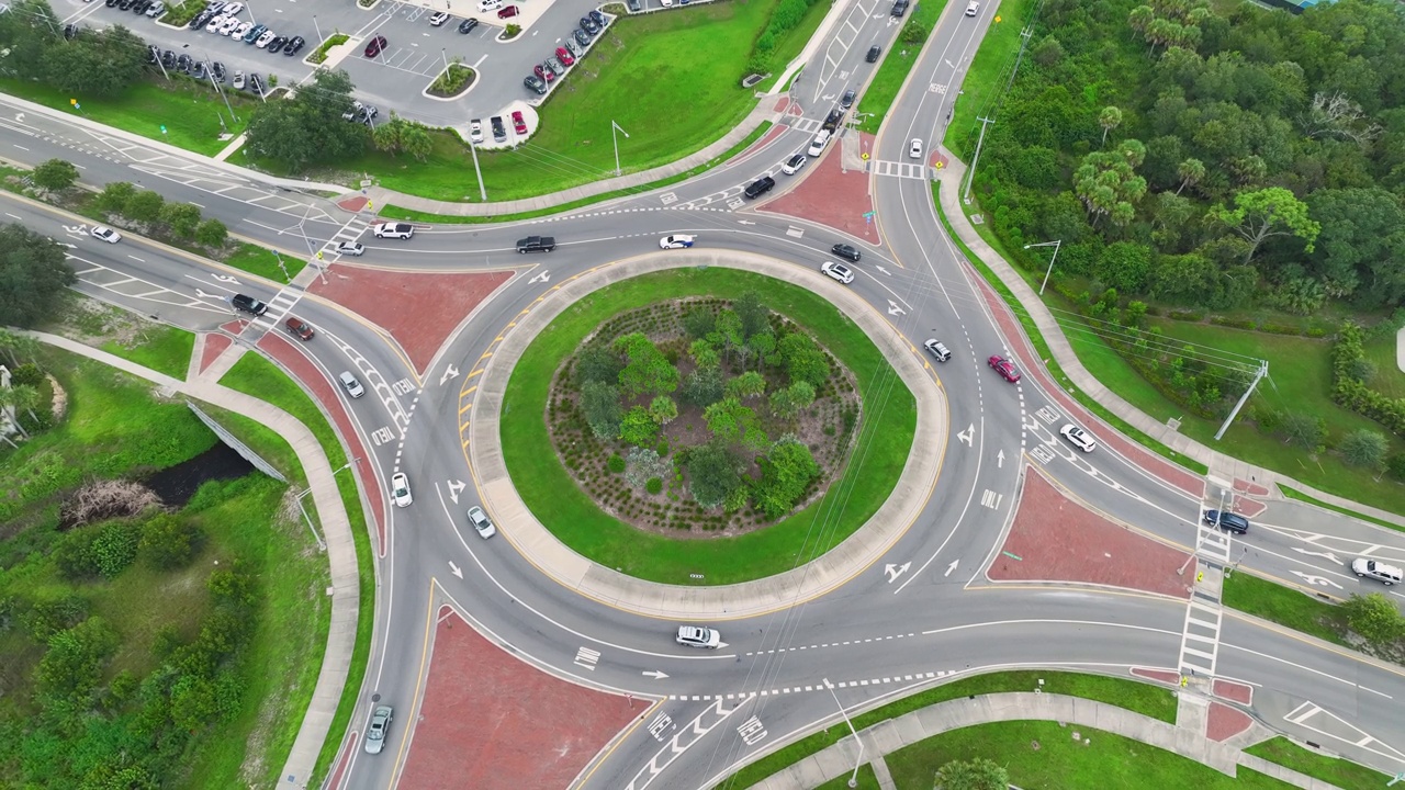 快速移动的交通拥挤的十字路口鸟瞰图。城市循环交通十字路口视频素材