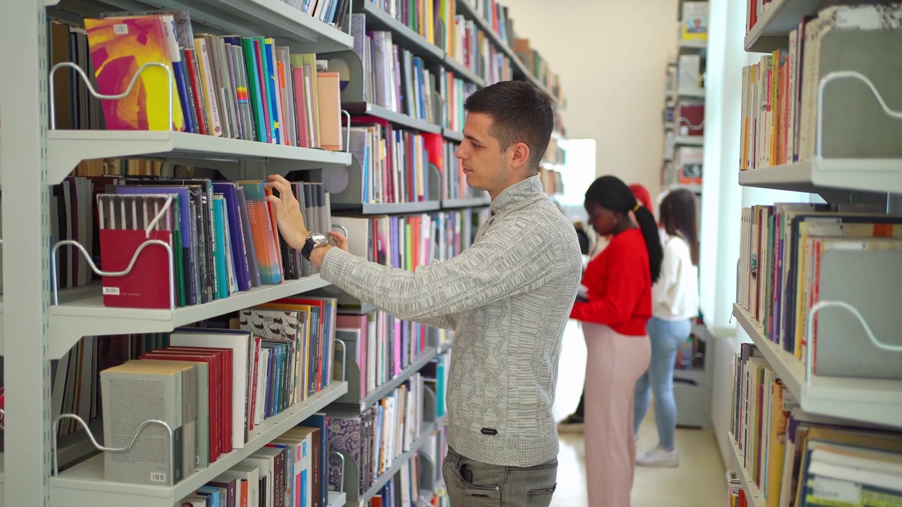 图书馆里的年轻男学生视频素材