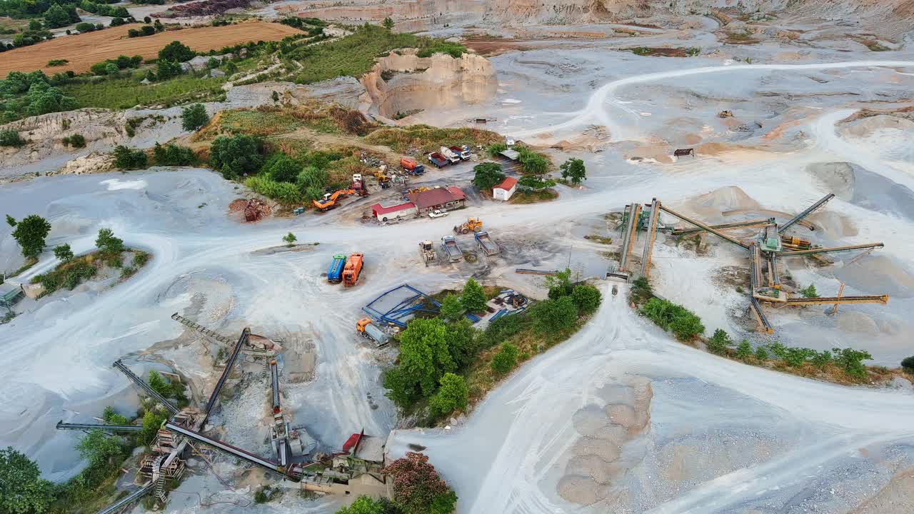 黑山的沙坑和在群山背景下提取沙子的现代设备和机器视频素材