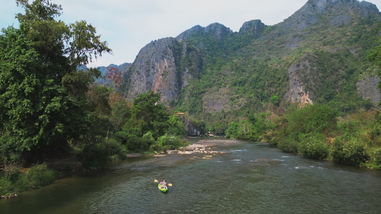 夏日河上皮划艇的鸟瞰图视频素材