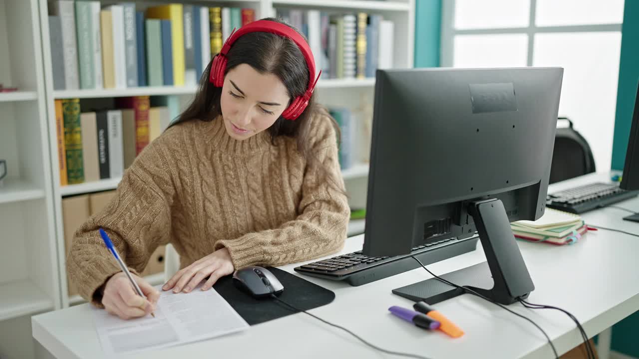 年轻美丽的西班牙女学生有视频通话显示文件在大学教室视频素材