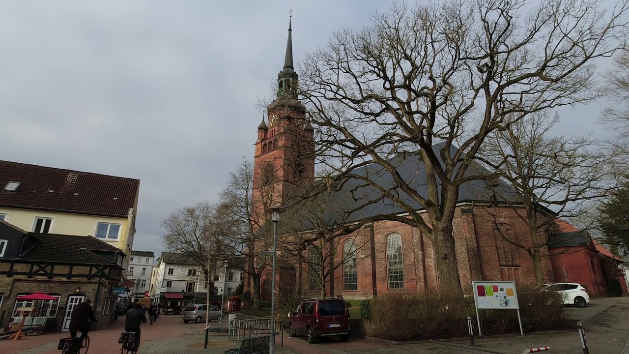 Itzehoe，德国21.2.2023小镇市中心街景。人们走过镇上的教堂视频素材