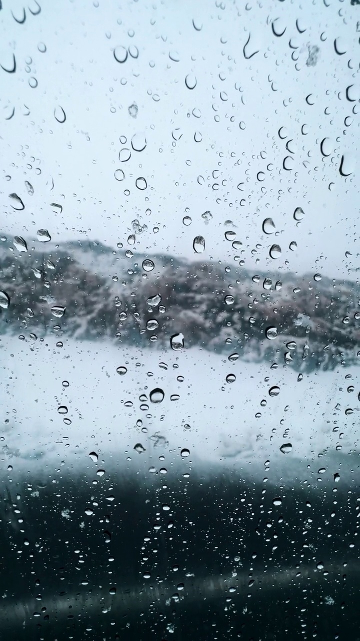 雨滴顺着玻璃滴下来视频素材