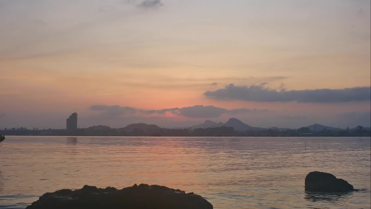 平静海面上日出的时间流逝。视频素材