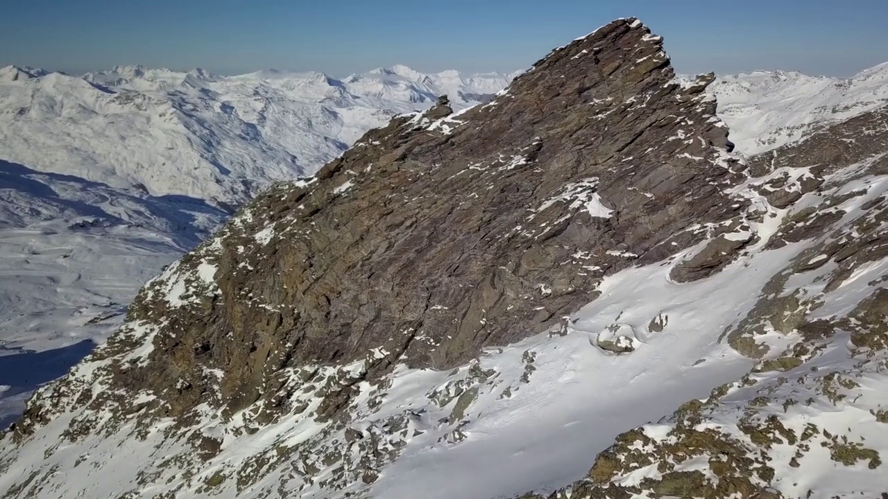 雄伟的暴露山脉从雪中升起在瓦尔索伦斯，法国阿尔卑斯山-空中上升视差揭示镜头视频素材