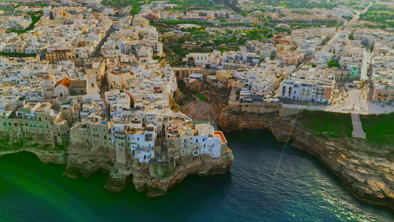 海上岩石悬崖上的Polignano a Mare的鸟瞰图。视频素材