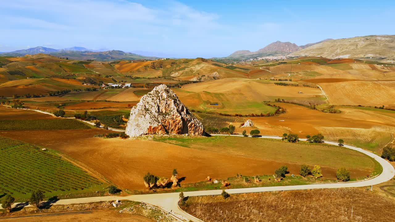 在田园诗般的风景中，山丘上的岩石形成的无人机镜头视频素材