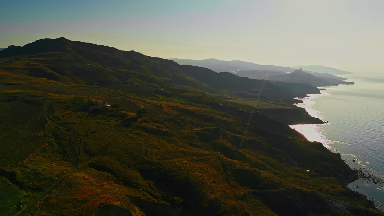 蓝天下的海景俯瞰雄伟的山脉视频素材