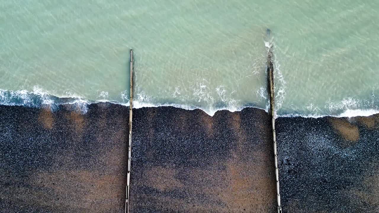 从空中俯瞰英格兰圣玛格丽特湾海滩上的格罗恩斯视频下载