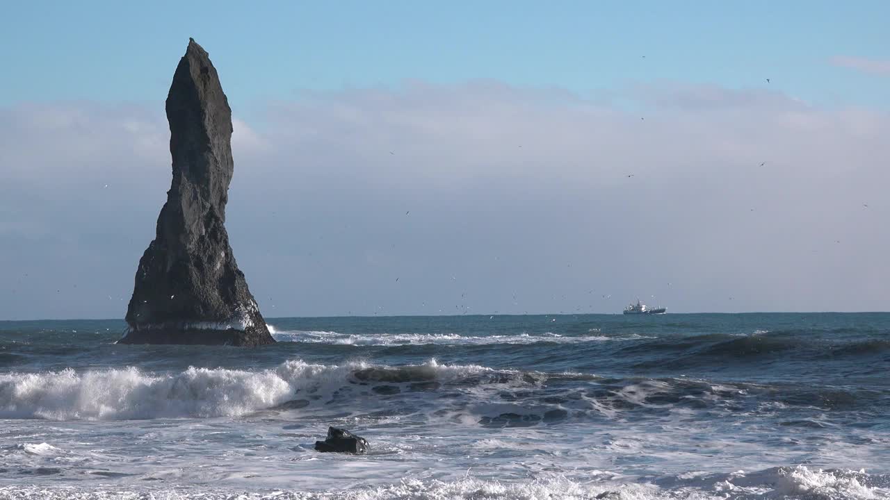 北大西洋冬季风暴过后，海浪拍打着岩石海岸。波涛汹涌的大海，海浪在冰岛南部崎岖的大西洋海岸的火山岩上破碎。视频素材