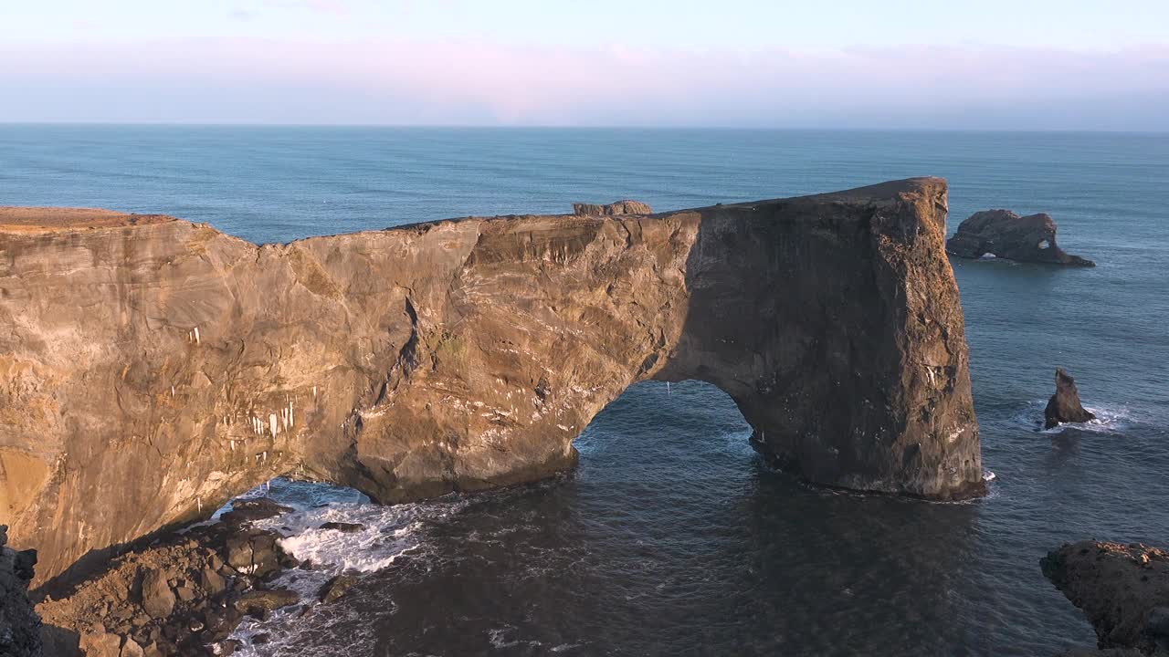 北大西洋冬季风暴过后，海浪拍打着岩石海岸。波涛汹涌的大海，海浪在冰岛南部崎岖的大西洋海岸的火山岩上破碎。视频素材