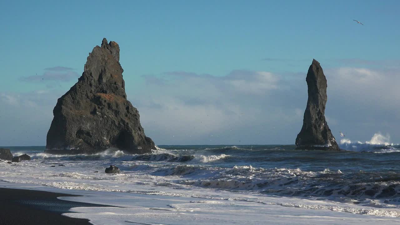 北大西洋冬季风暴过后，海浪拍打着岩石海岸。波涛汹涌的大海，海浪在冰岛南部崎岖的大西洋海岸的火山岩上破碎。视频素材