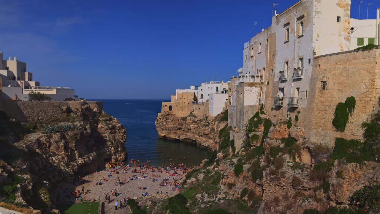 阳光明媚的Polignano a Mare视频素材