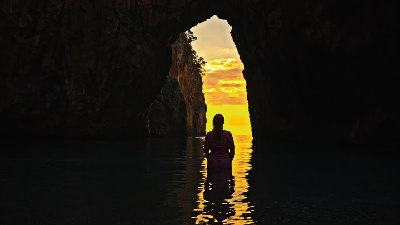 日落时分，湿漉漉的游客在海里泼水的慢镜头。神奇的视频视频素材