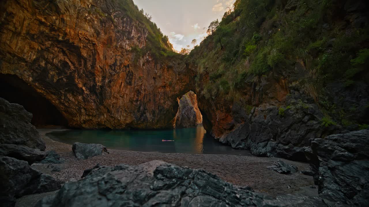 游客在圣尼古拉阿塞拉的天然拱门前漂浮在海上视频素材